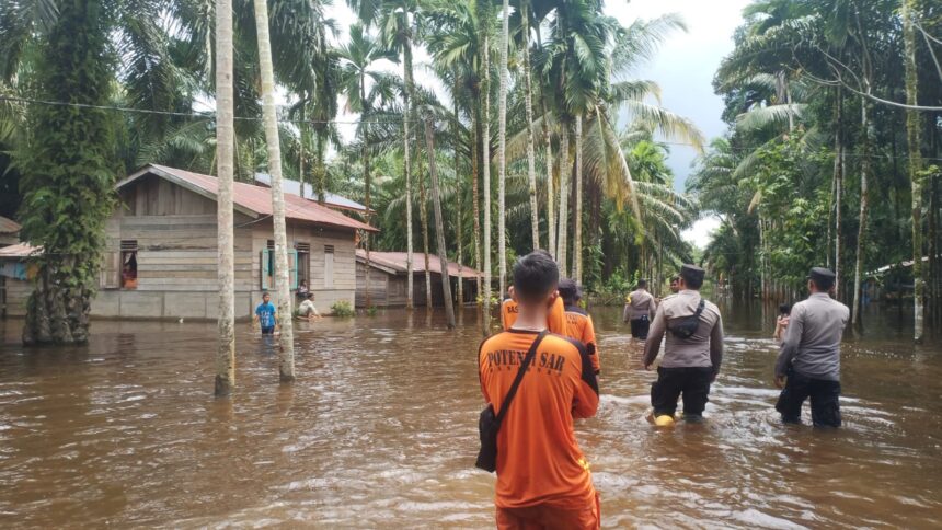 Sejumlah personil gabungan tengah melakukan evakuasi warga terdampak banjir di Desa Cot Bayu, Kecamatan Trumon Tengah, Kabupaten Aceh Selatan, Minggu (19/11) siang.