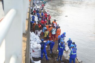 Ratusan Aparatur Sipil Negara (ASN), pekerja penyedia jasa lainnya perseorangan (PJLP), Pemerintah Kota (Pemkot) Administrasi Jakarta Timur, membersihkan bantaran Sungai Ciliwung, di Jalan Inspeksi Inlet Sodetan Ciliwung, Kelurahan Bidara Cina, Kecamatan Jatinegara, Minggu (19/11). Foto: Ist