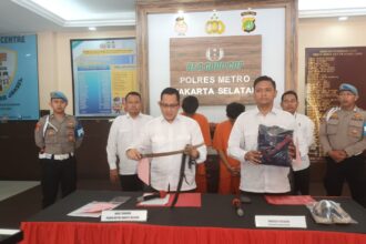 Kasat Reskrim Polres Metro Jakarta Selatan, AKBP Bintoro dan Wakasat Reskrim menunjukkan barang bukti senjata tajam hasil kejahatan kasus perampokan minimarket Indomaret di kawasan Karang Tengah, Cilandak, Senin (20/11). Foto: Joesvicar Iqbal/ipol.id