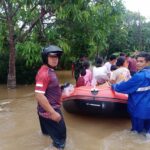 Personil gabungan melakukan evakuasi warga terdampak banjir dengan perahu karet di Desa Ranai Kota, Kec. Bunguran Timur, Kab. Natuna, Provinsi Kepulauan Riau pada Minggu (19/11). Foto: BPBD Kab. Natuna