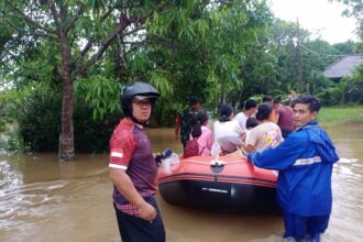 Personil gabungan melakukan evakuasi warga terdampak banjir dengan perahu karet di Desa Ranai Kota, Kec. Bunguran Timur, Kab. Natuna, Provinsi Kepulauan Riau pada Minggu (19/11). Foto: BPBD Kab. Natuna