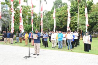 Deklarasi kampanye pemilu damai dibaca oleh para peserta pemilu tingkat kota dan penandatanganan Deklarasi Pemilu Damai 2024 dilakukan di halaman kantor Pemkot Jakarta Timur, Selasa (21/11).