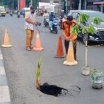 Keadaan saat aspal Jalan Raya Bogor, Kelurahan Susukan, Kecamatan Ciracas, yang ambles sebelum diperbaiki sejumlah petugas Sudin SDA dan Sudin Bina Marga Jakarta Timur, Selasa (21/11). Petugas Satpol PP dan PPSU mengatur arus lalu lintas serta memasang rambu. Foto: Ist