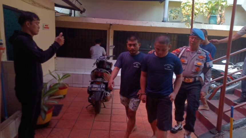 Dua pelaku pengeroyokan yakni Muhammad Rizky Alfian alias Bibir dan Ali Masruhan saat diamankan aparat Polsek Ciracas, Jakarta Timur, Rabu (22/11). Foto: Joesvicar Iqbal/ipol.id