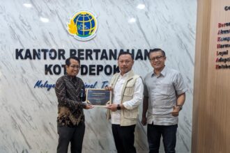 Caption: Perum Perumnas memberikan piagam penghargaan kepada Kepala Kantor Pertanahan Kota Depok Indra Gunawan, atas penerbitan sertifikat Perum Perumnas Proyek Transit Oriented Development (TOD) Pondok Cina, Kota Depok. (Foto BPN Kota Depok)