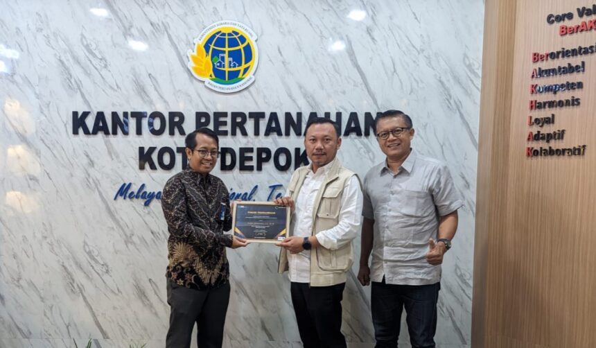 Caption: Perum Perumnas memberikan piagam penghargaan kepada Kepala Kantor Pertanahan Kota Depok Indra Gunawan, atas penerbitan sertifikat Perum Perumnas Proyek Transit Oriented Development (TOD) Pondok Cina, Kota Depok. (Foto BPN Kota Depok)