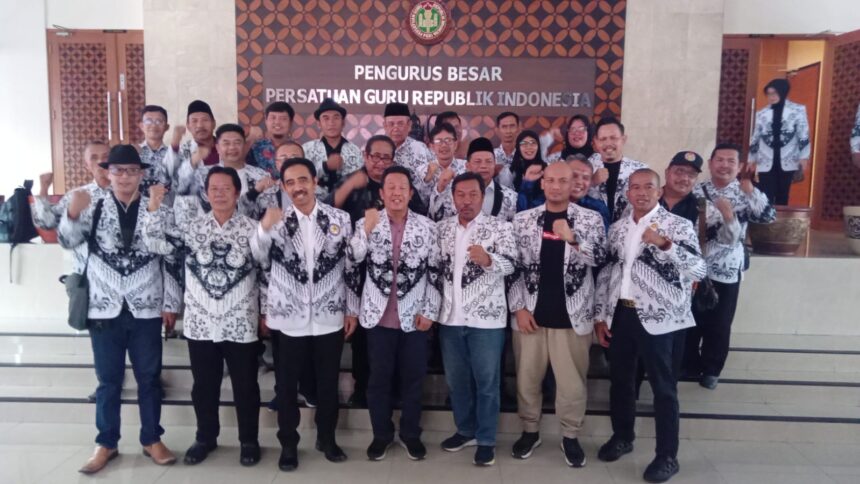 Para Pengurus Besar (PB) Persatuan Guru Republik Indonesia (PGRI) dan anggota PGRI terus mempererat tali silaturahmi, Jumat (24/11). Foto: Ist