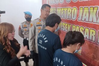 Kapolsek Pasar Rebo, Kompol Harris Ahmad saat meminta keterangan perihal dua saudara berinisial RW, 29, dan HCS, 24, yang telah melakukan penipuan menukar handphone korban dengan dummy di Mapolsek Pasar Rebo, Jakarta Timur, Jumat (24/11). Foto: Joesvicar Iqbal/ipol.id