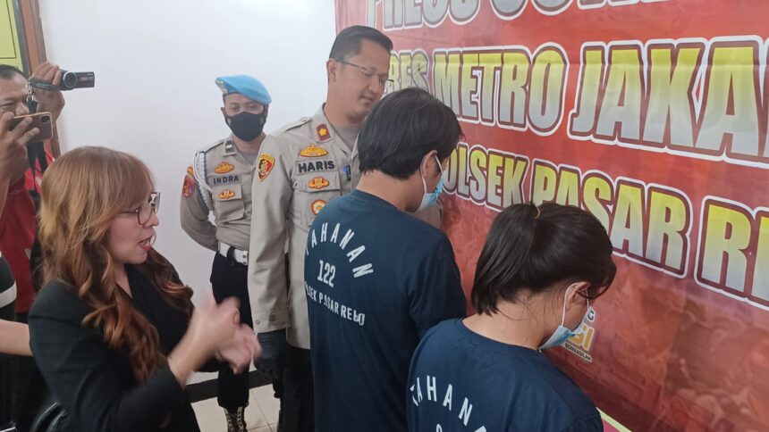 Kapolsek Pasar Rebo, Kompol Harris Ahmad saat meminta keterangan perihal dua saudara berinisial RW, 29, dan HCS, 24, yang telah melakukan penipuan menukar handphone korban dengan dummy di Mapolsek Pasar Rebo, Jakarta Timur, Jumat (24/11). Foto: Joesvicar Iqbal/ipol.id