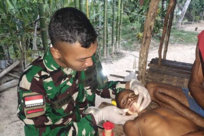Prajurit TNI AD gelar posyandu di perbatasan.