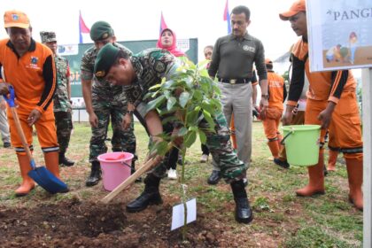 Wadandenma Kostrad, Letkol Inf Harry Eko Sutrisno bersama Wali Kota Jakarta Timur, Anwar dan jajaran menanam sejumlah pohon produktif di halaman Rusunawa Pulo Jahe, Kelurahan Jatinegara, Kecamatan Cakung, Jumat (24/11).