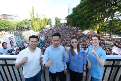 Gibran Rakabuming Raka (kedua dari kiri) dalam kegiatan Jalan Sehat Satu Putaran yang digelar di Makassar, Sulawesi Selatan (Sulsel), Sabtu (25/11). Foto: IstimewaGibran Rakabuming Raka (kedua dari kiri) dalam kegiatan Jalan Sehat Satu Putaran yang digelar di Makassar, Sulawesi Selatan (Sulsel), Sabtu (25/11). Foto: Istimewa