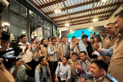 Pengurus Relawan Pengusaha Muda Nasional (REPNAS) Provinsi Sulawesi Selatan saat dikukuhkan di The ICON Cafe & Resto di kawasan CPI Makassar, Sulawesi Selatan (Sulsel). Foto: Ist