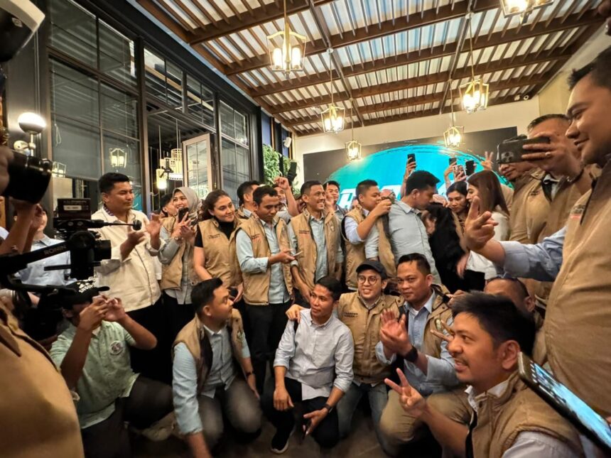 Pengurus Relawan Pengusaha Muda Nasional (REPNAS) Provinsi Sulawesi Selatan saat dikukuhkan di The ICON Cafe & Resto di kawasan CPI Makassar, Sulawesi Selatan (Sulsel). Foto: Ist