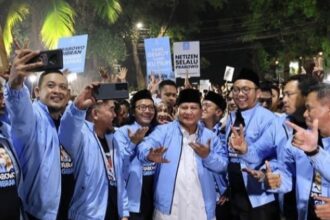 Capres Prabowo bersama dengan pendukungnya saat menuju gedung KPU RI baru-baru ini.(foto Instagram)