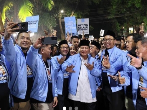 Capres Prabowo bersama dengan pendukungnya saat menuju gedung KPU RI baru-baru ini.(foto Instagram)