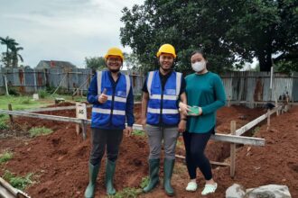 Rumah Rapi Indonesia Mengajak Konsumen Pertamanya Untuk Meletakkan Batu Pertama Pondasi Rumah Blok A5. Foto/IST