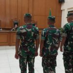 Tiga terdakwa yakni Praka Riswandi Manik oknum anggota Paspampres, Praka Heri Sandi, oknum anggota Direktorat Topografi TNI AD, dan Praka Jasmowir, oknum anggota Kodam Iskandar Muda menjalani sidang tuntutan Pengadilan Militer II-08 Jakarta, Senin (27/11). Foto: Joesvicar Iqbal/ipol.id