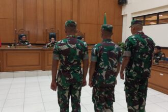Tiga terdakwa yakni Praka Riswandi Manik oknum anggota Paspampres, Praka Heri Sandi, oknum anggota Direktorat Topografi TNI AD, dan Praka Jasmowir, oknum anggota Kodam Iskandar Muda menjalani sidang tuntutan Pengadilan Militer II-08 Jakarta, Senin (27/11). Foto: Joesvicar Iqbal/ipol.id