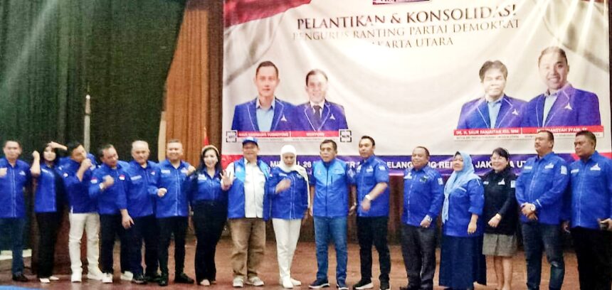 Ketua DPD Demokrat DKI Jakarta, Mujiono ketujuh dari kanan.(foto Sofian/ipol.id)