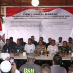 Kapolda Sulawesi Utara (Sulut), Irjen Pol Setyo Budiyono bersama berbagai elemen masyarakat melaksanakan deklarasi damai dalam menciptakan Bitung aman, tentram dan damai, Selasa (28/11). Foto: Ist