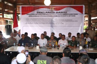 Kapolda Sulawesi Utara (Sulut), Irjen Pol Setyo Budiyono bersama berbagai elemen masyarakat melaksanakan deklarasi damai dalam menciptakan Bitung aman, tentram dan damai, Selasa (28/11). Foto: Ist