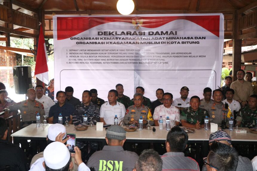 Kapolda Sulawesi Utara (Sulut), Irjen Pol Setyo Budiyono bersama berbagai elemen masyarakat melaksanakan deklarasi damai dalam menciptakan Bitung aman, tentram dan damai, Selasa (28/11). Foto: Ist
