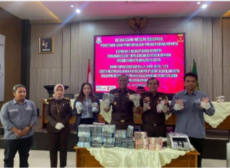 Kejaksaan Negeri (Kejari) Sidoarjo pamer uang sitaan sebesar Rp1,8 miliar terkait kasus dugaan korupsi kegiatan Pemasangan Baru (Pasbar) PT Perumda Delta Tirta Sidoarjo Tahun 2012-2015.