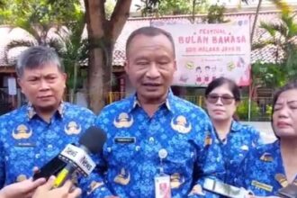 Plt Kepala Dinas Pendidikan DKI Jakarta, Purwosusilo memberikan keterangan soal pemotongan upah guru agama Kristen di SDN Malaka Jaya 10, Duren Sawit, Jakarta Timur, Rabu (29/11). Foto: Joesvicar Iqbal/ipol.id