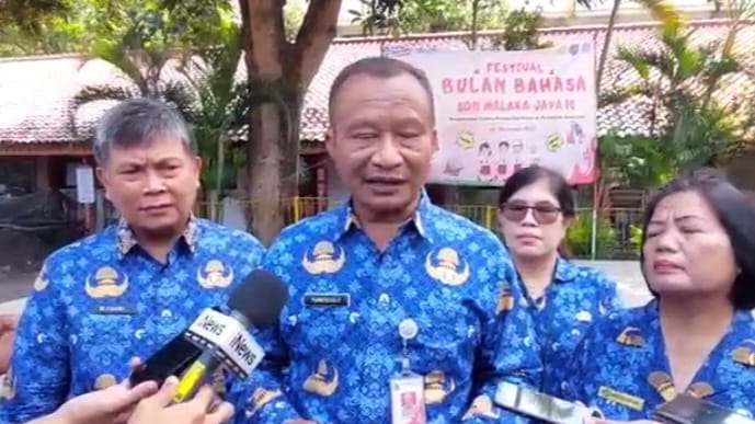 Plt Kepala Dinas Pendidikan DKI Jakarta, Purwosusilo memberikan keterangan soal pemotongan upah guru agama Kristen di SDN Malaka Jaya 10, Duren Sawit, Jakarta Timur, Rabu (29/11). Foto: Joesvicar Iqbal/ipol.id