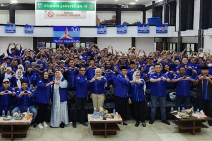 Caption: Ketua DPC PD Jaktim saat melakukan pelantikan 300 ranting Jakarta Timur. (Foto Sofian/ipol.id)