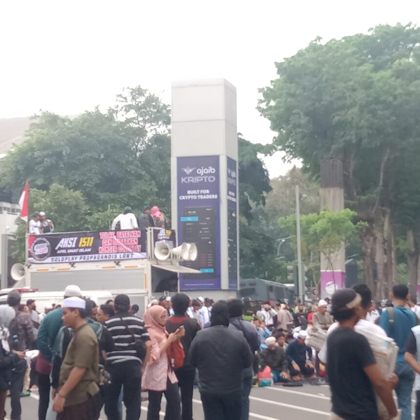 Masa menolak Konser Coldplay di Jakarta. Foto/ipol