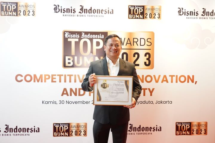 Direktur Utama PT Permodalan Nasional Madani (PNM), Arief Mulyadi, memperlihatkan penghargaan The Best CEO: Excellent In Sustainable Business Growth. Foto: PNM