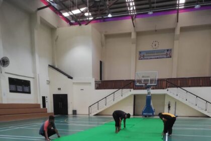 Sejumlah pekerja sedang membenahi Unit Pengelola Gelanggang Olahraga (GOR) di kawasan Otista, Jatinegara, Jakarta Timur, karena bakal dijadikan sebagai gudang logistik Komisi Pemilihan Umum (KPU), Kamis (30/11). Foto: Ist