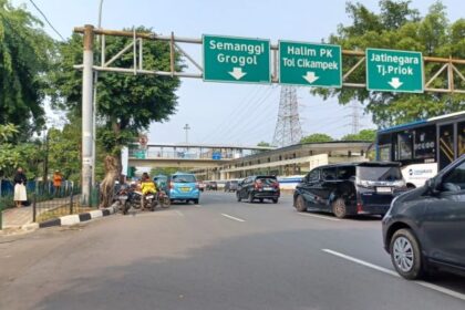 Tempat kejadian perkara kasus pengendara sepeda motor di Jalan Mayjen Sutoyo, Kelurahan Cawang, Kecamatan Kramat Jati, Jakarta Timur, menjadi korban penganiayaan dilakukan pelaku mengaku anggota ketika jalan raya ramai lancar belum lama ini. Foto: Joesvicar Iqbal/ipol.id