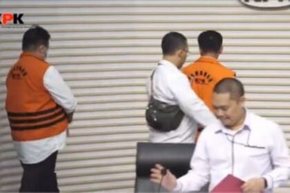 Penyidik Komisi Pemberantasan Korupsi (KPK) saat hendak menahan Bupati Muna, La Ode Muhammad Rusman Emba, Senin (27/11). Foto Live streaming YT KPK RI