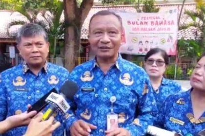 Plt Kepala Dinas Pendidikan DKI Jakarta, Purwosusilo menjelaskan perihal soal pemotongan upah guru agama Kristen di SDN Malaka Jaya 10, Duren Sawit, Jakarta Timur, Rabu (29/11). Foto: Joesvicar Iqbal/ipol.id