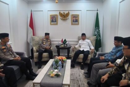 Ketua Umum Pengurus Besar Nahdlatul Ulama (PBNU), KH Yahya Cholil Staquf menerima kunjungan Kepala Operasi NCS Polri, Irjen Pol Asep Edi Suheri dan jajaran di Kantor PBNU, Jalan Kramat Raya, Jakarta Pusat, Selasa (28/11) siang. Foto: Ist