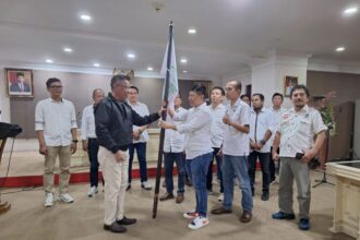 Ketua Forum Pimpinan Redaksi Multimedia Indonesia (FPRMI) Sulut usai dilantik oleh Bernadus Wilson Lumi selaku Ketua Umum FPRMI di Ruang Tumbelaka Kantor Gubernur Sulut, Sabtu (11/11) siang. Foto: Ist