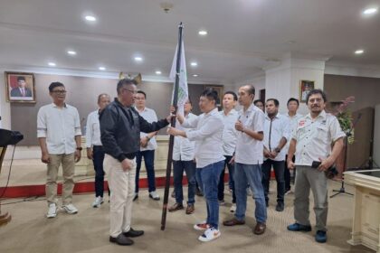 Ketua Forum Pimpinan Redaksi Multimedia Indonesia (FPRMI) Sulut usai dilantik oleh Bernadus Wilson Lumi selaku Ketua Umum FPRMI di Ruang Tumbelaka Kantor Gubernur Sulut, Sabtu (11/11) siang. Foto: Ist