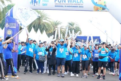 Rektor UKI, Dr. Dhaniswara K Harjono, S.H., M.H., MBA ikut berjalan kaki bersama keluarga besar Universitas Kristen Indoensia pada cara Family Gathering & Fun Walk UKI 70 Tahun dalam rangka Dies Natalisnya ke-70/Lustrum ke-14. Foto: UKI