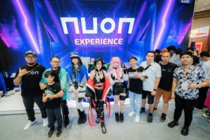 Foto 1: Pengunjung memeriahkan booth Nuon di ajang “Indonesia Comic Con X DG Con 2023”, yang bertempat di Jakarta Convention Centre (JCC) Assembly, beberapa waktu lalu. Sebagai bentuk komitmen Nuon untuk terus mendukung kemajuan industri bisnis digital di Tanah Air, dalam acara tersebut Nuon membawa “Nuon Experience” yang berfokus menciptakan pengalaman digital terbaik bagi para pengunjung dengan menghadirkan serangkaian aktivitas menarik.(Telkom Indonesia)