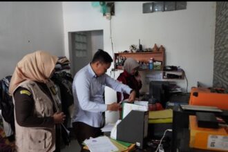 Kejaksaan Tinggi Sumatera Selatan (Kejati Sumsel) saat menggeledah Kantor Pelayanan Pajak (KPP) Pratama Palembang Ilir Timur di GKN Palembang, Sumsel. Foto: Kejati Sumsel