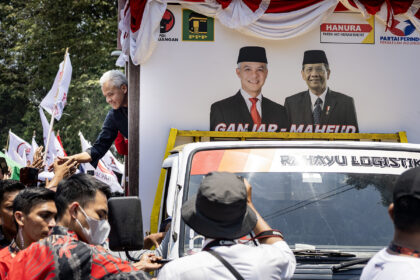 Nepotisme meniadakan merit sistem di mana sdm berkualitas kalah dengan yang lain dan bahkan orang itu datang dari hubungan kekerabatan.