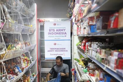 Sejumlah fans artis KPop di Idnonesia, berkolaborasi bersama LSM human iniative, menggalang dana bantuan buat rakyat Palestina yang digempur Israel.
