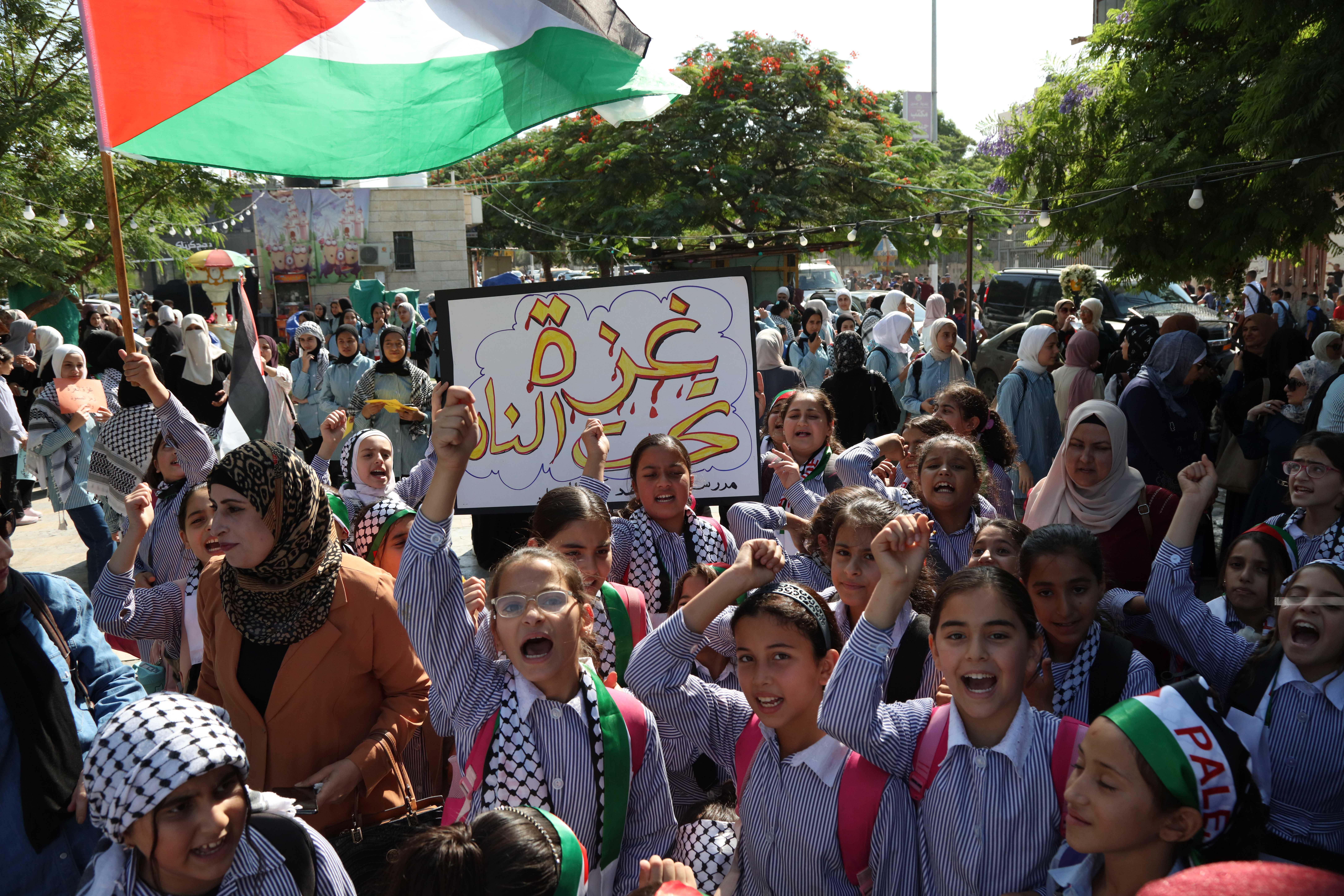 Para siswa-siswi di Jenin di Tepi Barat Palestina berdemonstrasi mendukung Gaza. Foto: WAFA/Mohammad Mansour