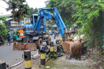 Melanggar, belasan bangunan liar (Bangli) diratakan oleh petugas di Jalan Taman Cilandak Raya, Cilandak, Jakarta Selatan, Senin (27/11). Foto: Ist