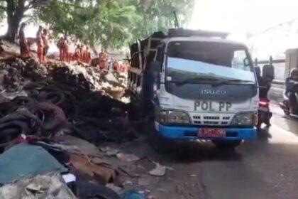 Sejumlah aparat Satpol PP Jakarta Timur tengah menertibkan belasan bangunan liar (bangli) di Jalan Pisangan I, Kelurahan Pisangan Timur, Kecamatan Pulogadung, pada Jumat (17/11). PPSU membersihkan reruntuhan bangli dari lokasi penertiban. Foto: Joesvicar Iqbal/ipol.id