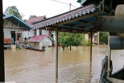 Kondisi rumah yang terendam banjir di Kabupaten Kapuas Hulu (9/11). Foto: BPBD Kabupaten Kapuas Hulu