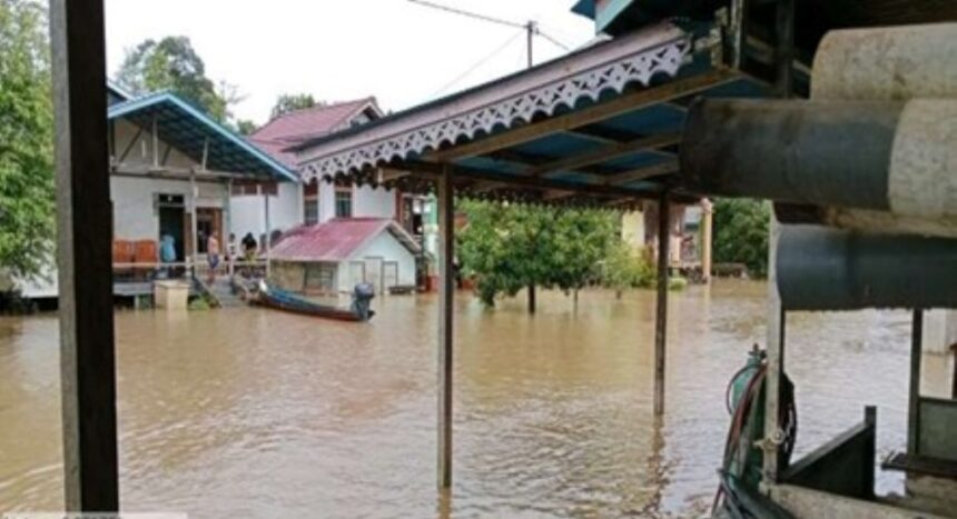 Kondisi rumah yang terendam banjir di Kabupaten Kapuas Hulu (9/11). Foto: BPBD Kabupaten Kapuas Hulu